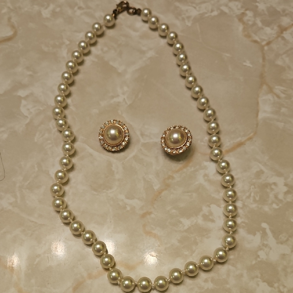 Cream Pearl Necklace with Classic Design